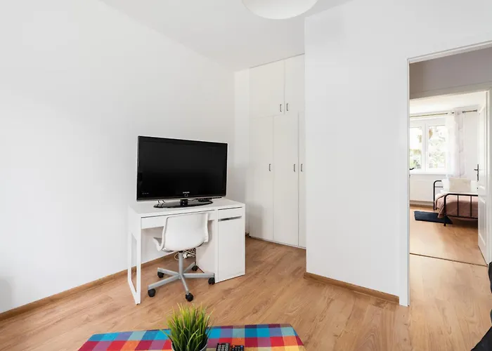 Spacious Family Promienista 1,5 Km To Hala Arena By Renters شقة